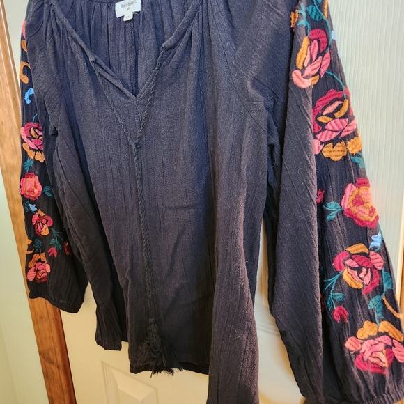 World Market floral embroidered sleeves Spanish  Boho blouse - Picture 2 of 8